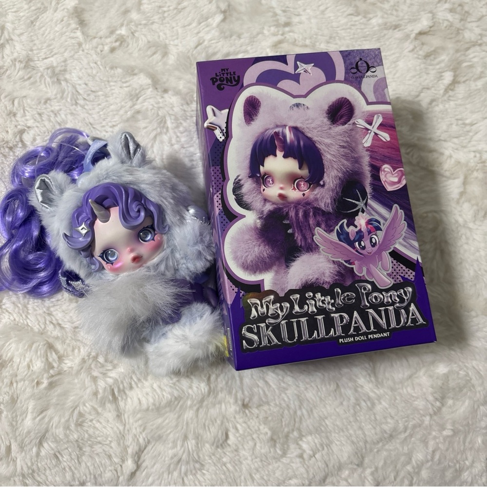 ✨ Brand New & Factory Sealed ✨
Get the My Little Pony Skullpanda Rarity